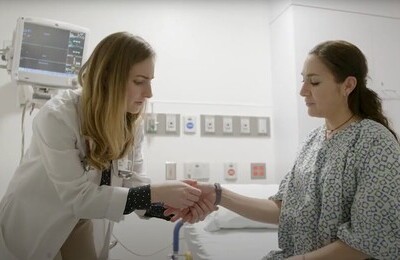 Кодирование Аквилонг в Лобне Врач держит пациентку за руку