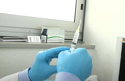 Проведение кодирования Вивитролом в Лобне Шприц с Вивитролом в руках у врача